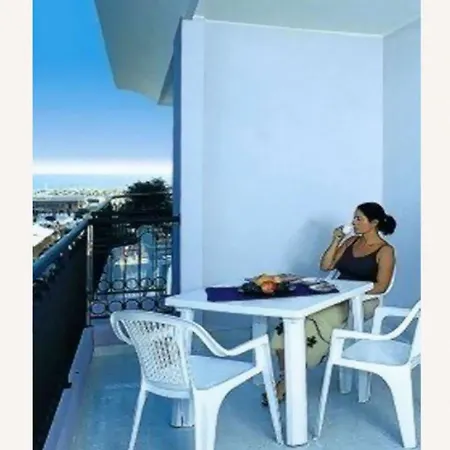 Cozy With Pool-beahost Apartament